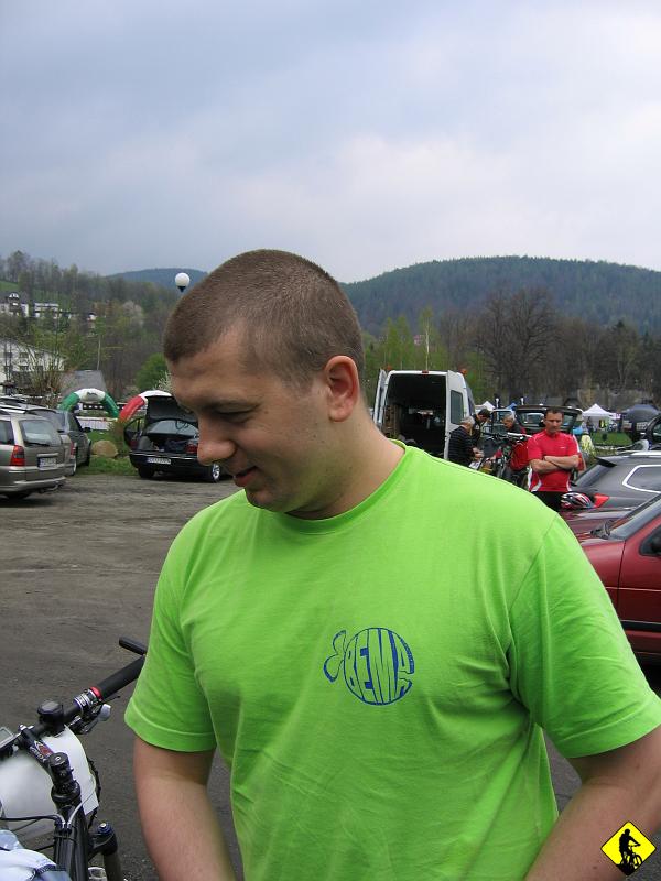 mtb 002.jpg - KARPACZ! Kraina tak odległa, jak odległe jest zwycięstwo Sosnowskiego z Kliczko :) Akcja zorganizowana na jeden nocleg (dzień przed startem). Startujemy w maratonie MTB! Ja, Jurek, Piotrek i Tomek. Wyjechaliśmy o 15tej dnia poprzedniego i byliśmy na 21 w akademiku, gdzie mieliśmy rezerwacje. Dodać należy, że blisko godzinę wydostawaliśmy się z Krakowa…